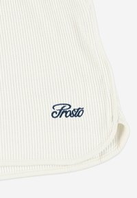 Beżowa tkanina o ribbowanej fakturze, z haftowanym słowem "Prosto" w ciemnym niebieskim kolorze na dolnej krawędzi.