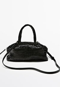 Borsa intrecciata nera con due manici corti e una tracolla rimovibile. Texture liscia con una forma arrotondata e chiusura a zip.