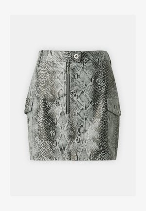 Γκρι μίνι φούστα με σχέδιο από δέρμα φιδιού, με φερμουάρ μπροστά, διαθέτει cargo τσέπες στα πλάγια και λεία υφή.