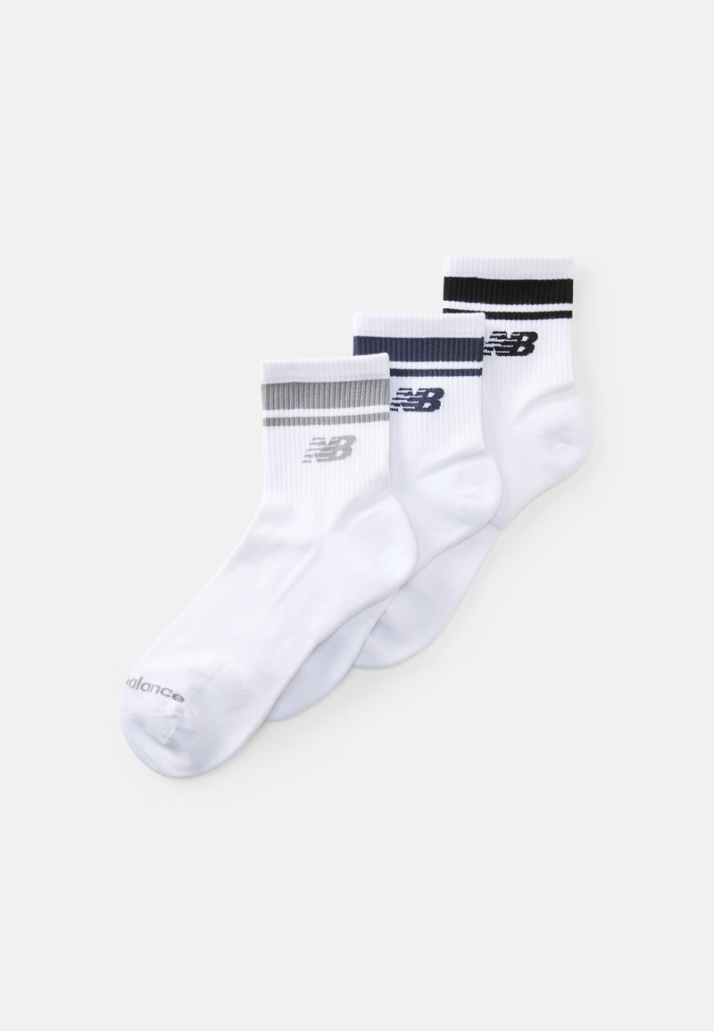 Tre par vita strumpor med ribbade muddar, med grå, marinblå och svarta ränder, var och en märkta med New Balance-logotypen.