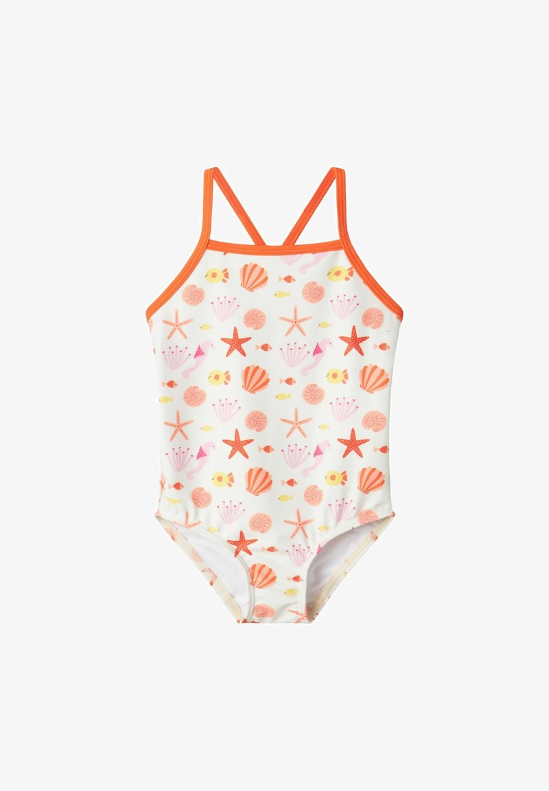 Μια ολόσωμη μαγιό με λευκή βάση και ροζ και πορτοκαλί θαλασσοθεματικά σχέδια, και πορτοκαλί τιράντες, κατασκευασμένη από ελαστικό, ελαφρύ υλικό.