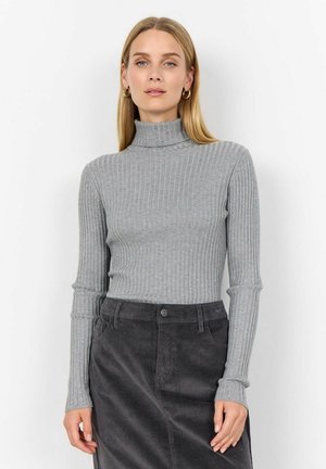 Maglione grigio a collo alto con maniche lunghe, realizzato in un tessuto morbido. Presenta un design aderente e una leggera elasticità, abbinato a una gonna scura.