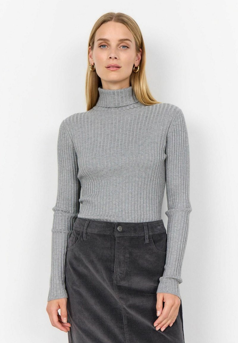 Maglione grigio a collo alto con maniche lunghe, realizzato in un tessuto morbido. Presenta un design aderente e una leggera elasticità, abbinato a una gonna scura.