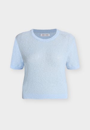 Jersey de punto azul claro de manga corta con cuello redondo, puños y dobladillo acanalados, mostrado sobre un fondo blanco liso.