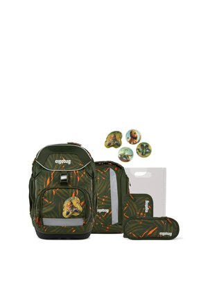 Dunkelgrünes und orange gestreiftes Rucksack-Set mit passendem Federmäppchen, Reißverschlusstasche und transparenter Mappe, mit Tier-Charakter-Abzeichen.