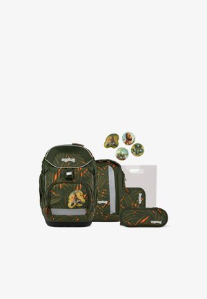 Dunkelgrünes und orange gestreiftes Rucksack-Set mit passendem Federmäppchen, Reißverschlusstasche und transparenter Mappe, mit Tier-Charakter-Abzeichen.