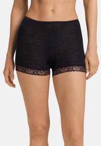 Svarta ribbade boyshorts med en delikat spetskant och blommönster. Tyget är mjukt, vilket ger komfort till designen.