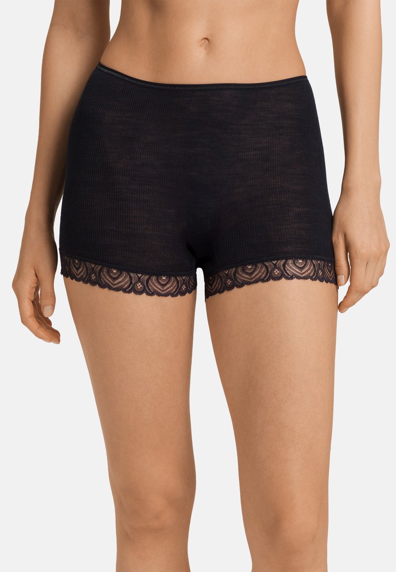 Svarta ribbade boyshorts med en delikat spetskant och blommönster. Tyget är mjukt, vilket ger komfort till designen.