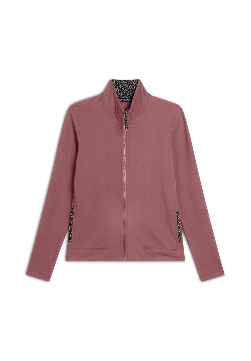 Veste zippée rose avec un col haut, des manches longues et des accents en imprimé léopard sur les poches zippées. Texture de tissu lisse.