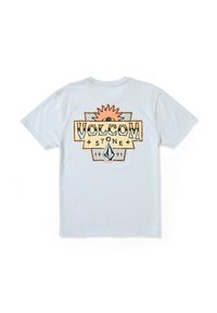 Camiseta de algodón celeste con un logotipo retro de Volcom y un diseño de sol en la parte posterior, con detalles en negro y naranja contrastantes.