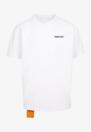 Fehér pamut póló, rövid ujjakkal, kerek nyakkivágással és a mellkason elhelyezett "forgotten faces" feliratú fekete logóval. Narancssárga címke is található rajta.