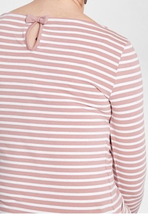 Weiches, rosa-weiß gestreiftes Langarmoberteil mit einem Schlüssellochverschluss am Rücken und einer kleinen Schleifendetail am Ausschnitt. Einfaches, figurbetontes Design.