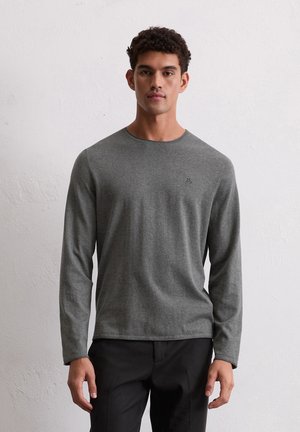 Grijze langetermijn T-shirt in zachte stof met een ronde hals. Heeft minimalistische branding op de borst en een relaxte pasvorm.