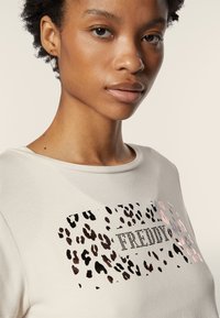 Freddy Camiseta estampada - white sand