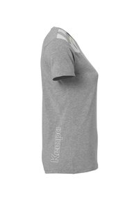 T-shirt in cotone grigio con collo a giro, maniche corte e spalla con motivo testurizzato. Logo "Kempa" stampato verticalmente sul lato.