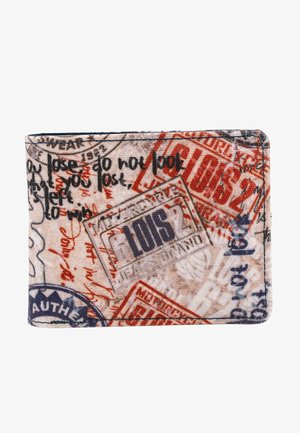 Cartera hecha de tela texturizada, con estampados multicolores en rojo, azul y negro sobre un fondo beige, con ribete azul.