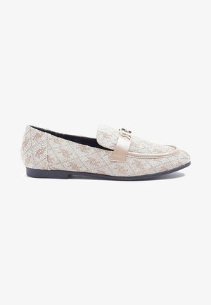 Beige loafers van gestructureerde stof, met een diamanten patroon en een decoratieve metalen accent aan de voorkant. Plat zool, casual ontwerp.