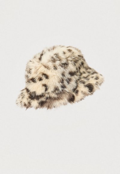 Krém színű, fekete és barna leopárd foltos műszőrme kalap. Puha tapintású, kerek tetejű és széles, lógó karimájú.