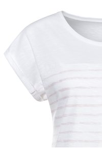 Weiße, kurzärmelige T-Shirt aus leichtem Stoff, mit dezenten horizontalen, hellrosa Streifen auf der Vorderseite. Glatte Textur.
