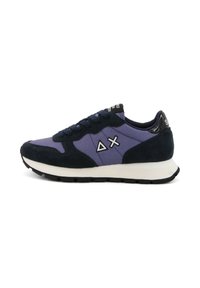 Scarpa sportiva viola e blu in materiali scamosciati e in rete. Presenta accenti geometrici bianchi, lacci neri e una suola intermedia bianca.