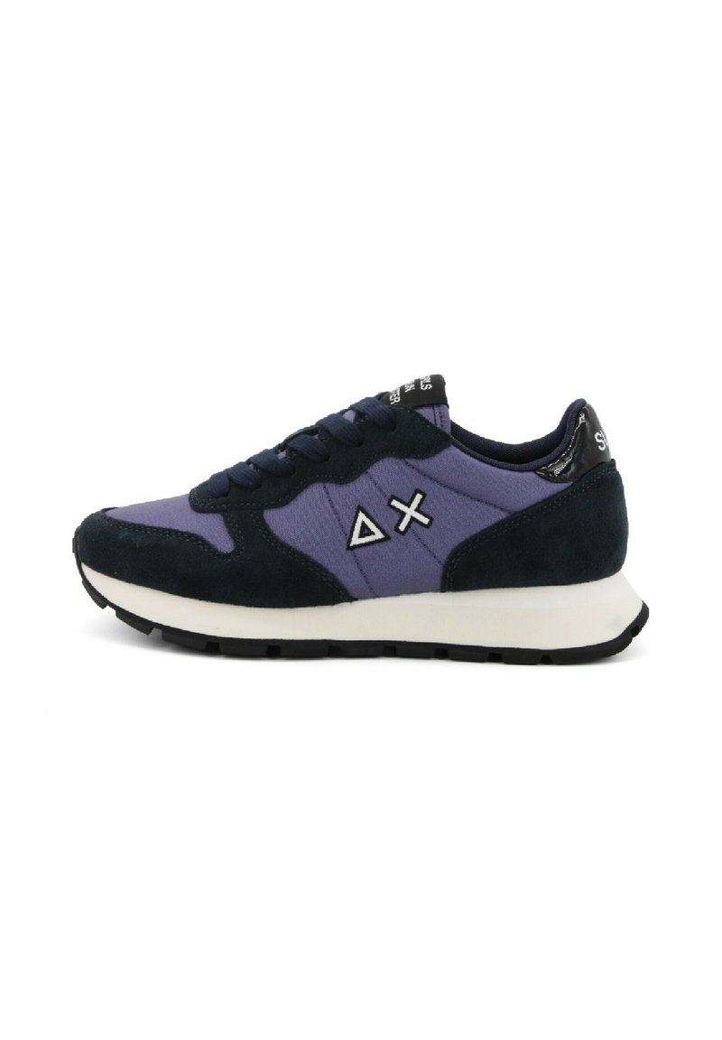 Scarpa sportiva viola e blu in materiali scamosciati e in rete. Presenta accenti geometrici bianchi, lacci neri e una suola intermedia bianca.