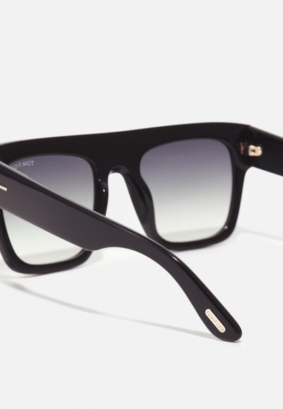 Ochelari de soare negri cu un cadru rectangular, lentile cu gradient și un finisaj lucios. Prezintă un accent metalic pe brățară.