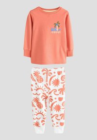 Korallfarbendes Langarmhemd mit Palmenmotiv; weiße Hose mit orangefarbenen Ananas- und Sonnenmustern; weiches Baumwollmaterial, lässige Passform.