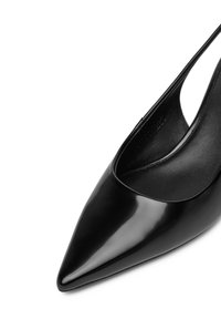 Juodo lakinės odos aukštakulnis batelis su aštriu pirštu, atvira kulno dalimi, lygiu paviršiumi ir aukštu kulnu. Elegantiškas ir minimalistinis dizainas.