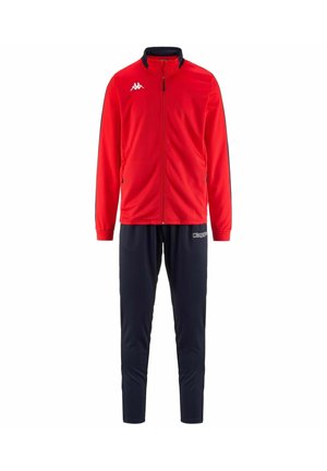 Giacca rossa con zip e dettagli neri, abbinata a pantaloni tuta blu navy. Il materiale sembra liscio, adatto per abbigliamento sportivo.