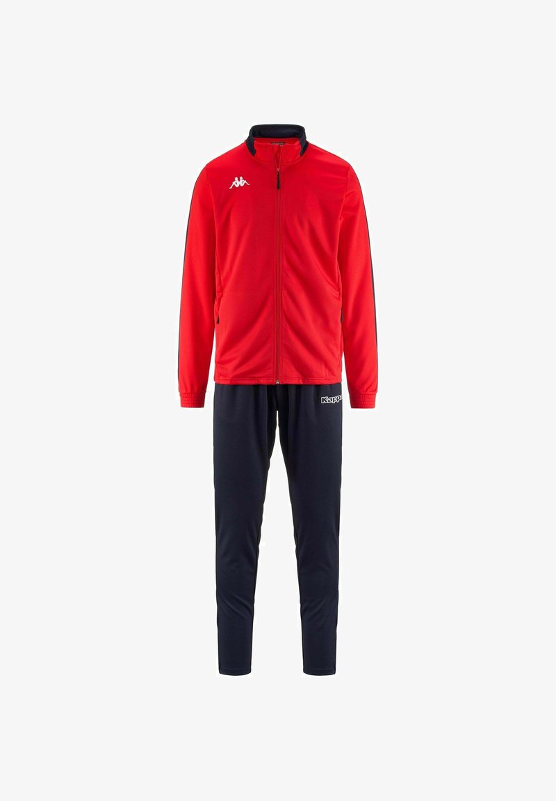 Giacca rossa con zip e dettagli neri, abbinata a pantaloni tuta blu navy. Il materiale sembra liscio, adatto per abbigliamento sportivo.