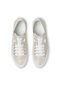 Vita sneakers med en strukturerad beige ovandel, gyllene ögla och vita snören. Rund tå och slät vit gummisula.