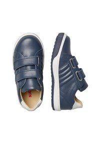 Chaussures synthétiques bleu marine avec double bande Velcro, semelles en caoutchouc blanches et un panneau latéral texturé. L'intérieur est doublé d'un tissu beige clair.