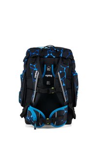 Sac à dos en tissu noir avec un motif abstrait bleu. Comprend des bretelles réglables, un support dorsal 3D et des poches latérales avec fermetures éclair.