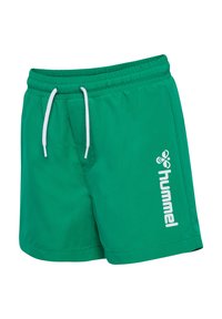 Groene shorts met elastische taille, witte trekkoord en wit "hummel" logo op het linkerbeen, ontworpen voor casual of sportief gebruik.
