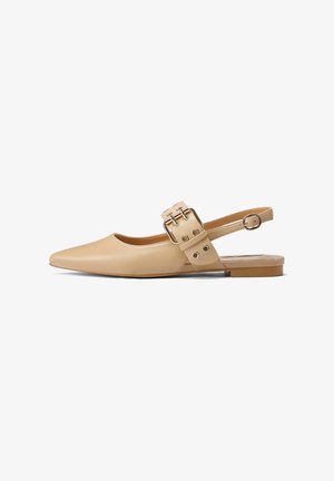 Scarpe basse slingback in pelle beige con punta a punta, caratterizzate da una larga fibbia e fori rotondi vicino alla caviglia. Suola piatta.