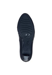 Czarna lakierowana skórzana szpilka z wąskim noskiem, teksturowaną podeszwą i wypukłą etykietą rozmiaru 37 na spodzie.