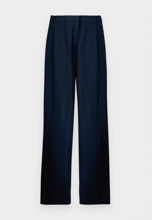 Pantalones de pierna ancha en azul marino, confeccionados en una tela suave; presentan pinzas en la parte delantera, trabillas para cinturón y un diseño limpio sin bolsillos visibles.
