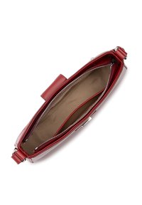 Rode leren handtas, met een rits bovenaan en zilverkleurige hardware, ruime beige binnenkant en een ritsvakje aan de binnenzijde. Plat ontwerp met een handvat.