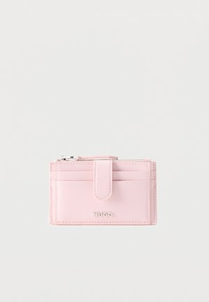 Cartera compacta de cuero rosa claro con ranuras para tarjetas, bolsillo con cremallera, cierre de presión y logotipo «HUGO» en relieve en el frente.