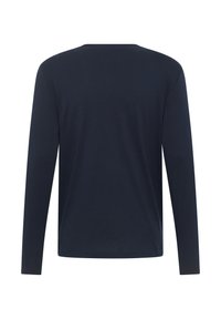 Sötétkék, hosszú ujjú póló, kerek nyakkivágással, puha pamutból készült, egyszerű, sima textúrával, látható minták vagy díszítések nélkül.