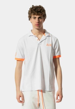 Polo bianco con accenti arancioni sul colletto e sulle maniche. Caratterizzato da un logo sul petto e un design di colletto classico. Vestibilità casual.
