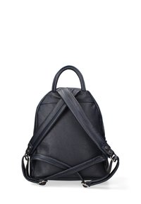 Zaino in pelle di un blu navy scuro, con finitura texturizzata, manico superiore, spallacci incrociati regolabili e dettagli di cucitura discreti.