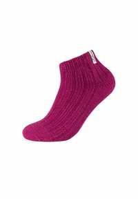Calzini corti rosa alla caviglia con texture a righe, caratterizzati da un piccolo etichetta bianca vicino al polsino. Tessuto morbido e design con punta arrotondata.