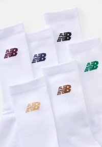 Sześć par białych skarpetek z prążkowanymi mankietami. Każda skarpetka ma kontrastowe haftowane logo "NB" w kolorach: burgundowym, granatowym, czarnym, zielonym, brązowym i złotym.