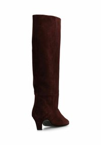 Bottes en suède bourgogne jusqu'aux genoux avec un bout pointu et un petit talon fin, présentant une texture lisse et des détails de couture minimalistes.