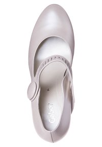 Une chaussure Mary Jane en cuir gris clair avec bout arrondi, bride à boucle, et marquage "Gabor" sur la semelle intérieure, vue de dessus.