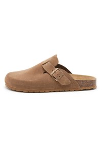 Sabots en daim marron avec une large sangle, une boucle en métal et une semelle intérieure en liège texturée ; semelle en caoutchouc à profil bas pour la stabilité et le confort.