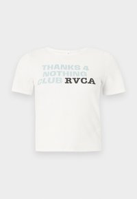 Λευκό κοντομάνικο T-shirt με το κείμενο «THANKS 4 NOTHING CLUB RVCA» τυπωμένο στο στήθος με μπλε και μαύρα γράμματα.
