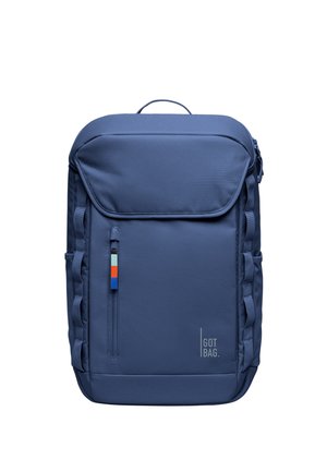 Zaino blu navy con una patta frontale imbottita, tasca con cerniera, cinghie laterali e un piccolo accento multicolore. Presenta un logo "GOT BAG".