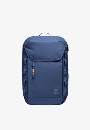 Zaino blu navy con una patta frontale imbottita, tasca con cerniera, cinghie laterali e un piccolo accento multicolore. Presenta un logo "GOT BAG".